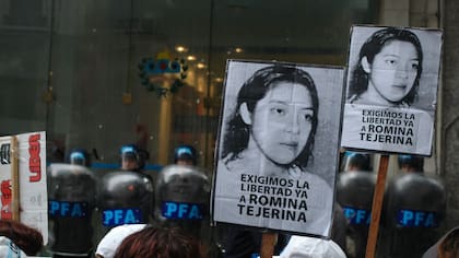 Organizaciones de izquierda se manifiestan en la Capital Federal, frente a la Casa de Jujuy