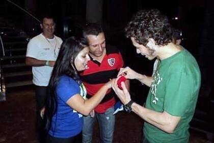 Romina y Ángel se comprometen frente a Valentino Rossi; un sueño hecho realidad