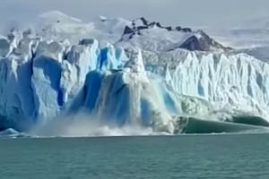 Glaciar Perito Moreno: impresionante desprendimiento de un bloque gigante de hielo