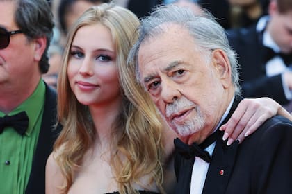 Romy con su abuelo Francis Ford Coppola en la red carpet del film "Megalopolis" en el Festival de Cine de Cannes, en 2024