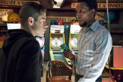 Ron Cephas Jones y Rami Malek en Mr. Robot