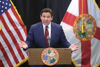Ron DeSantis comentó que, en un contexto de manifestaciones, si un conductor se va y golpea a una que obstruye la calle, es culpa de esa persona por invadir su espacio