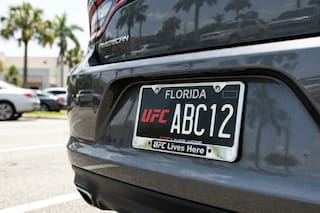 La ley firmada en Florida que permite usar una placa de la UFC