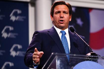 Ron DeSantis, el gobernador de Florida, quiere expulsar a los indocumentados de su estado