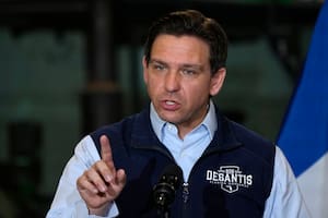 Noticias de Florida hoy: DeSantis firma la polémica ley que permite voluntarios armados en iglesias