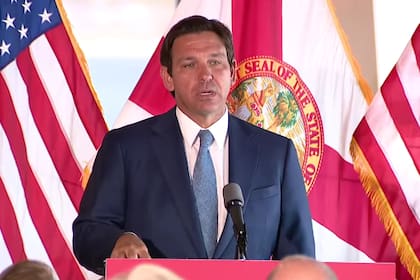 Ron DeSantis firmó el proyecto de ley que beneficia a los estudiantes con programas y becas