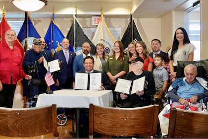 Ron DeSantis firmó la ley HB 797 que favorece a los veteranos de guerra y a sus cónyuges