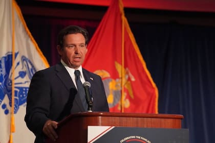 Ron DeSantis firmó la ley que impacta en los conductores y cambia las multas sobre placas en Florida