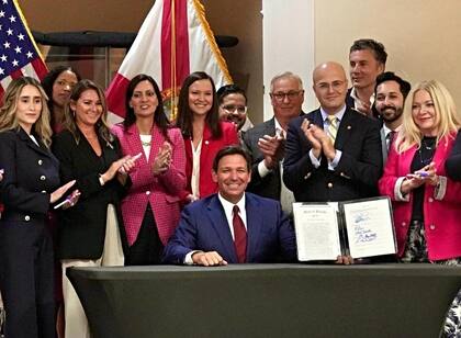 Ron DeSantis firmó la nueva ley este lunes 13 de mayo; buscan combatir la trata de personas en el estado