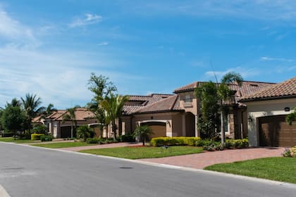 Ron DeSantis firmó una ley que afecta a las asociaciones de propietarios en Florida