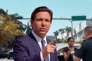 DeSantis pisa fuerte y firma una ley que agrava las sanciones por conducir sin licencia