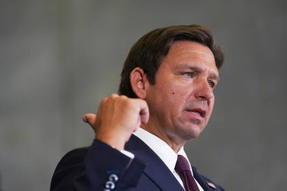 Ron DeSantis firmó una norma que afecta a las licencias de conducir para inmigrantes indocumentados de otros estados