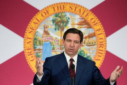 Ron DeSantis fue acusado de engañar a un grupo de migrantes en 2022; un grupo de abogados actualizó la demanda en este 2024. (AP Foto/Rebecca Blackwell)