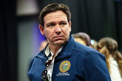Ron DeSantis, gobernador de Florida, busca un control estricto sobre las remesas de los inmigrantes con estatus irregular