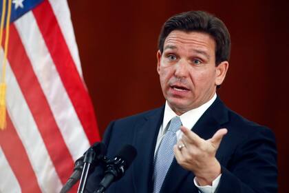 Ron DeSantis, gobernador de Florida, mantiene una embestida contra Disney (AP Foto/Phil Sears, archivo)