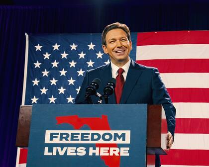 Ron DeSantis, gobernador de Florida, mantiene una embestida contra Disney.