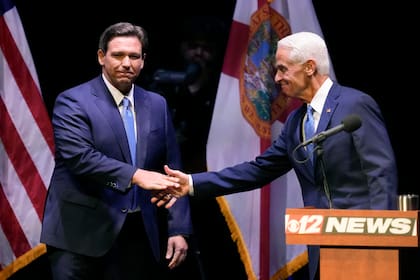 Ron DeSantis, gobernador de Florida y candidato republicano y Charlie Crist, candidato demócrata