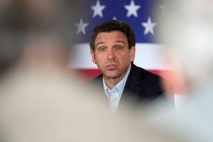 Ron DeSantis intenta combatir la inmigración ilegal con medidas restrictivas