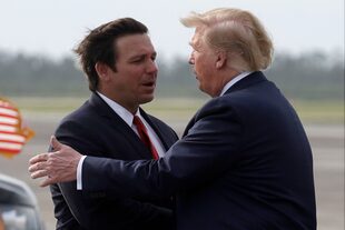 Ron DeSantis, junto a Donald Trump, el 8 de mayo de 2019 en la Base de la Fuerza Aérea Tyndall, Florida. (AP Foto/Evan Vucci, Archivo)