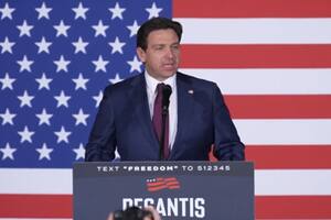 Ron DeSantis ofrece un discurso luego del caucus de Iowa, el 15 de enero de 2024
