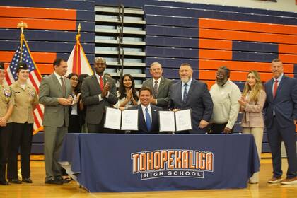 Ron DeSantis ofreció una rueda de prensa en la escuela secundaria Tohopekaliga, en Kissimmee