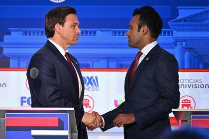 Ron DeSantis y Vivek Ramaswamy durante el segundo debate para las primarias presidenciales de 2024 del partido republicano. (Photo by Robyn BECK / AFP)