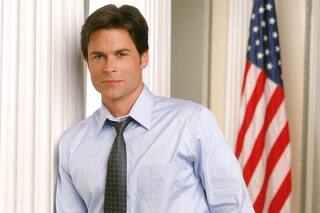 Rob Lowe comparó su paso por la serie The West Wing con una relación abusiva