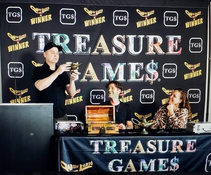 Ron Novak y Michelle Bush pasaron alrededor de tres meses en dos viajes a Dallas para encontrar la lámpara como parte de una competencia organizada por la compañía Treasure Games