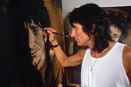 Ron Wood en acción: cuando no está con la guitarra, la rompe pintando