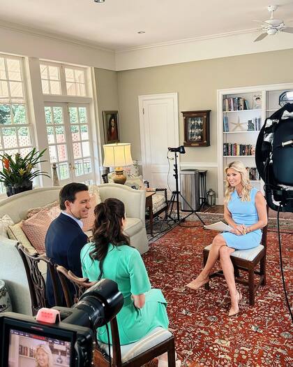 Ron y Casey DeSantis también estuvieron en el programa Fox & Friends, conducido por la presentadora Ainsley Earhardt