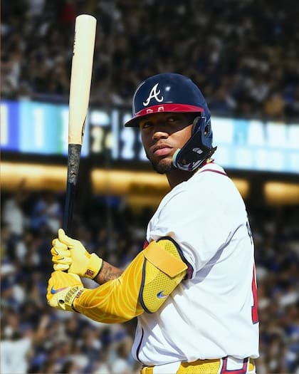 Ronald Acuña Jr. es un jugador de beisbol venezolano de 26 años que actualmente juega en los Bravos de Atlanta en las Grandes Ligas