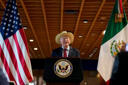 Ronald Johnson sustituye a Ken Salazar como embajador de EE.UU. en México