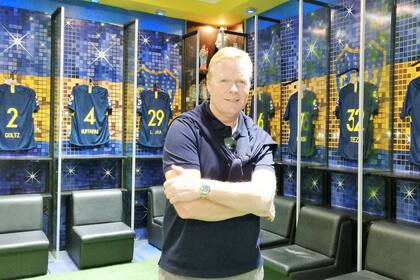 Ronald Koeman en el vestuario local de la Bombonera, en 2018