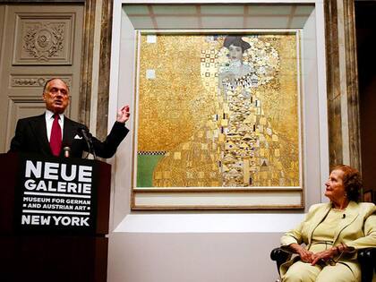 Ronald Lauder y Maria Altmann en la conferencia de prensa en la que se anunció la adquisición del Retrato de Adele Bloch Bauer I el 12 de julio de 2006