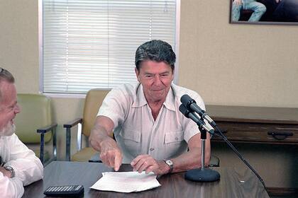 Ronald Reagan en 1984 dijo que comenzarían a bombardear en cinco minutos, en una broma que hizo con ingenieros en sonido en una prueba que después se filtró a la audiencia