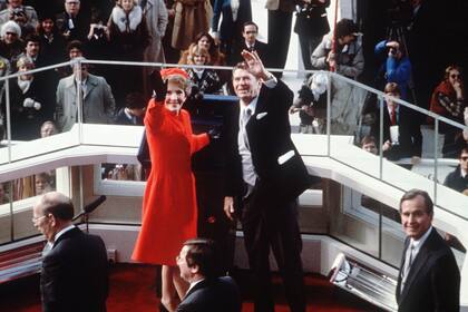Ronald Reagan saludando junto a su esposa en 1981