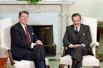 Ronald Reagan y Raúl Alfonsín, en noviembre de 1986