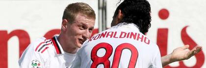 Ronaldinho abraza a Abate, durante la victoria de Milan sobre Cagliari