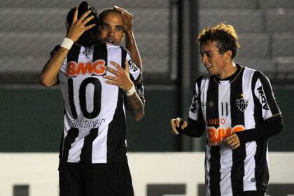 Ronaldinho celebra con Tardelli y Bernard