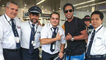 Ronaldinho defendió a Messi en su viaje a Guatemala