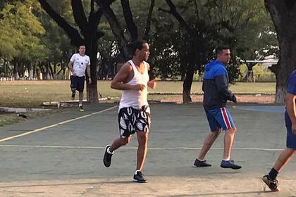 Ronaldinho, en acción en la cárcel paraguaya