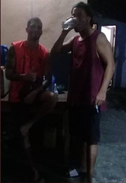 Ronaldinho, en la cárcel, con el preso al que le firmó la camiseta. Fuente: Twitter.