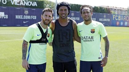 Ronaldinho junto con Messi y Neymar