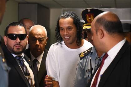 Ronaldinho nunca perdió la sonrisa de manera pública pese a estar en una cárcel en Paraguay