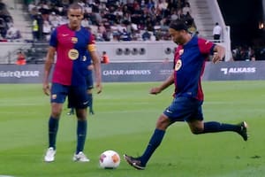 El golazo de Ronaldinho de tiro libre en el clásico de leyendas de Barcelona y Real Madrid