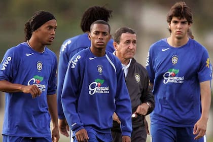 Robinho, alongside Kaká, Ronaldinho and Parreira, in a 2005 photo