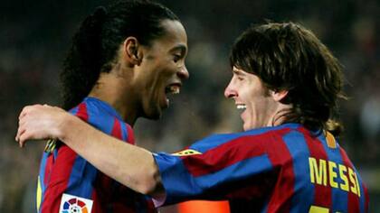 Ronaldinho y Lionel Messi compartieron la delantera de Barcelona desde 2003 a 2008