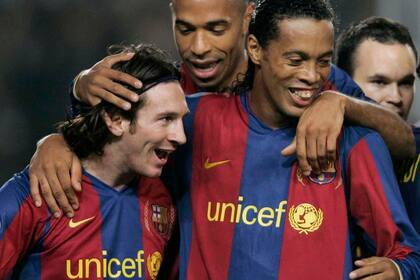 Ronaldinho fue el primero en creer que era posible un cambio importante. En la foto, con Messi cuando eran compañeros en Barcelona