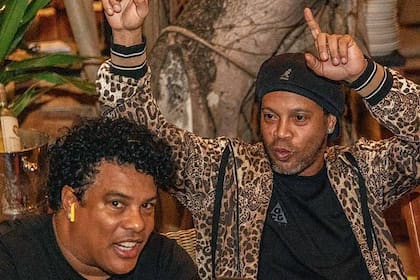 Ronaldinho y su hermano mayor Roberto, conocido como Assis