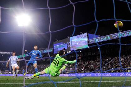 Ronaldo al momento del gol que le valió el récord personal y que abrió el marcador en su visita a SPAL